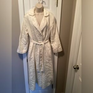 Barbizon Vintage Elegant One Size Ivory Satin Robe